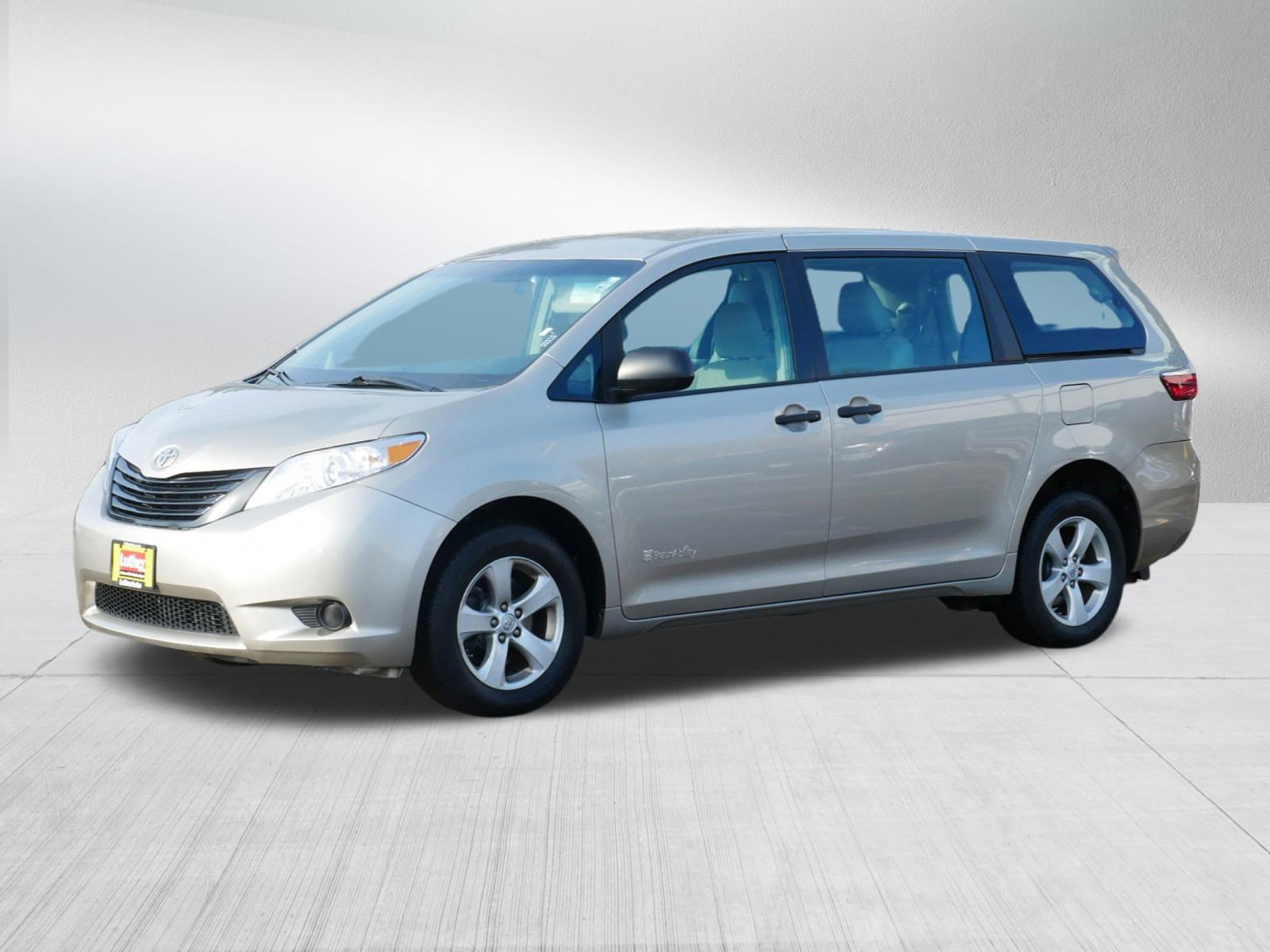 Used 2015 Toyota Sienna L image 3
