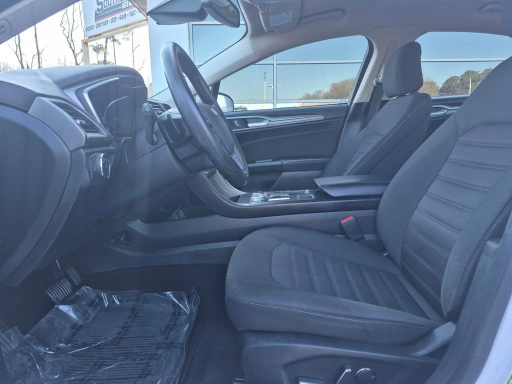 Used 2020 Ford Fusion SE image 12