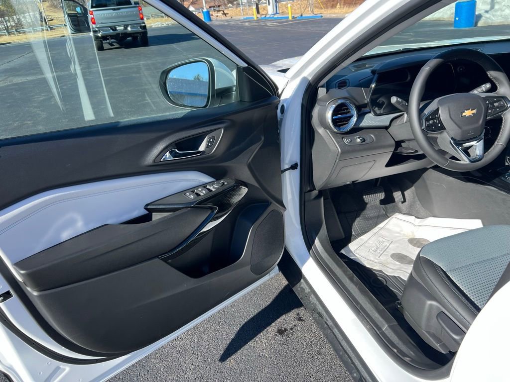 New 2026 Chevrolet Trax LT w/ Sunroof Package image 8