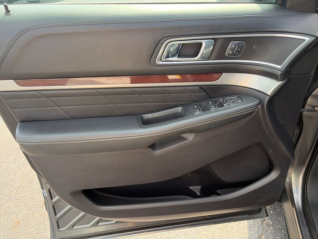 Used 2018 Ford Explorer Platinum AWD/4WD image 18