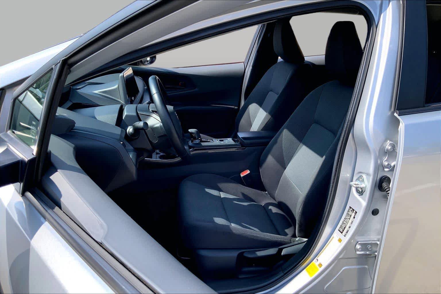 Used 2025 Toyota Prius LE FWD image 8