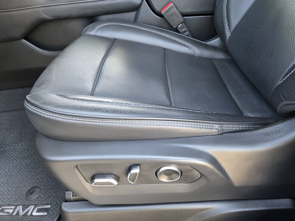 Used 2025 GMC Yukon Denali AWD/4WD image 21