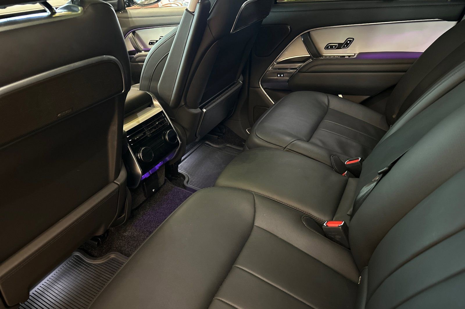 Used 2025 Land Rover Range Rover SV image 13