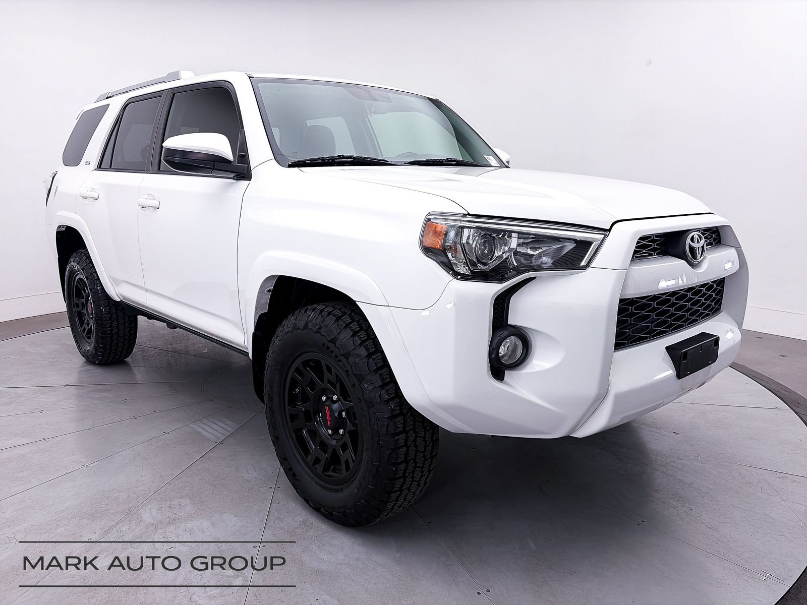 Used 2018 Toyota 4Runner SR5 AWD/4WD image 1
