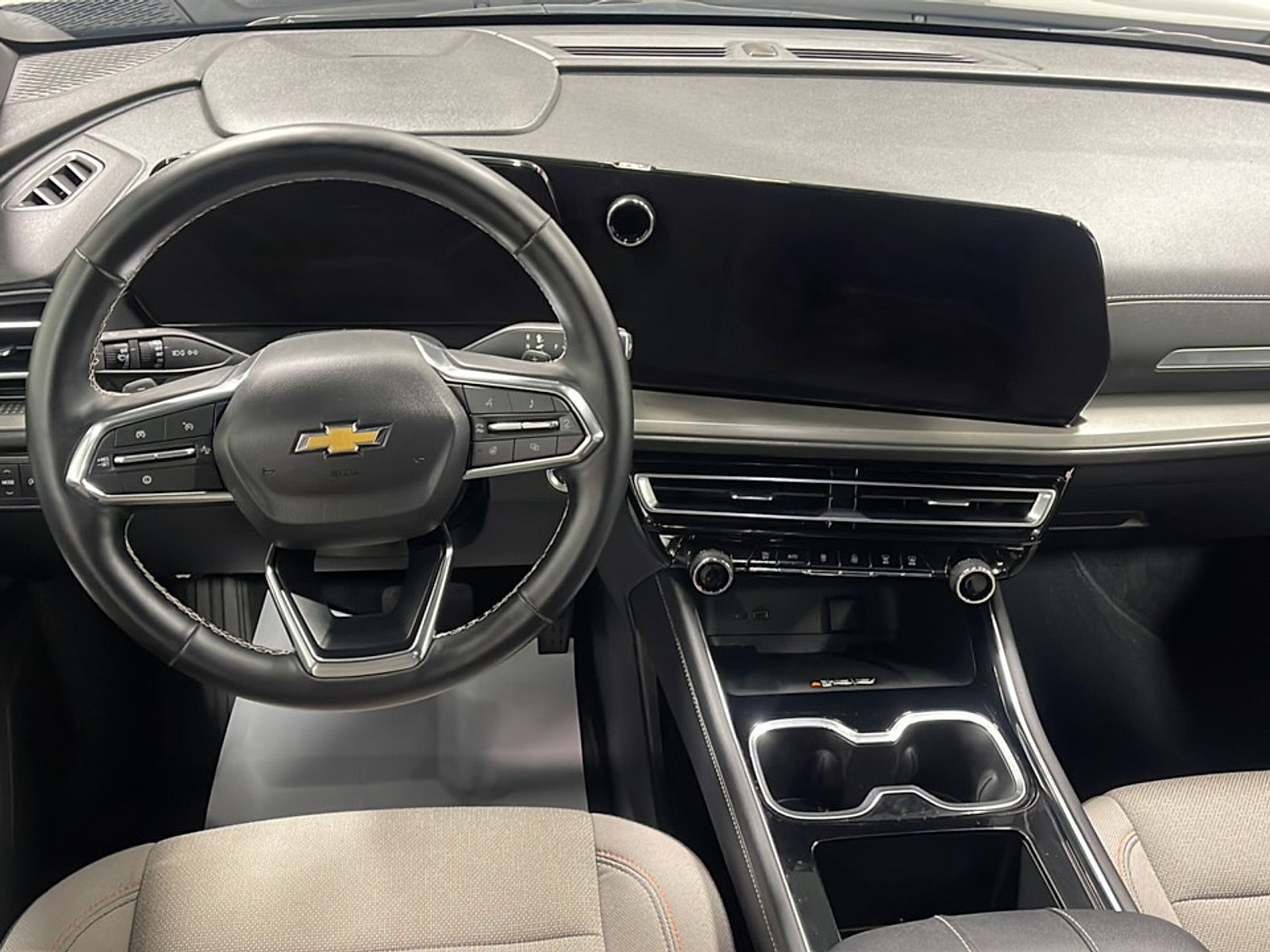Used 2026 Chevrolet Traverse LT w/ Driver Confidence Package FWD image 3