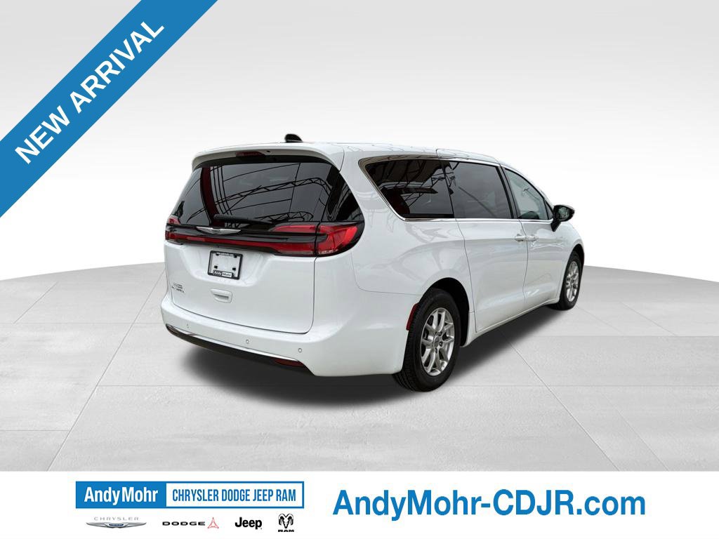 Used 2024 Chrysler Pacifica Touring-L FWD image 7