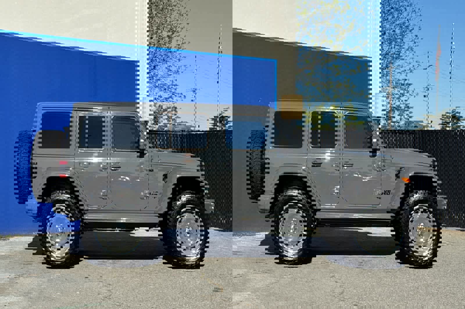 Used 2022 Jeep Wrangler Unlimited Sahara image 2