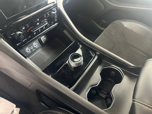 Used 2024 Jeep Grand Cherokee L Altitude AWD/4WD image 16