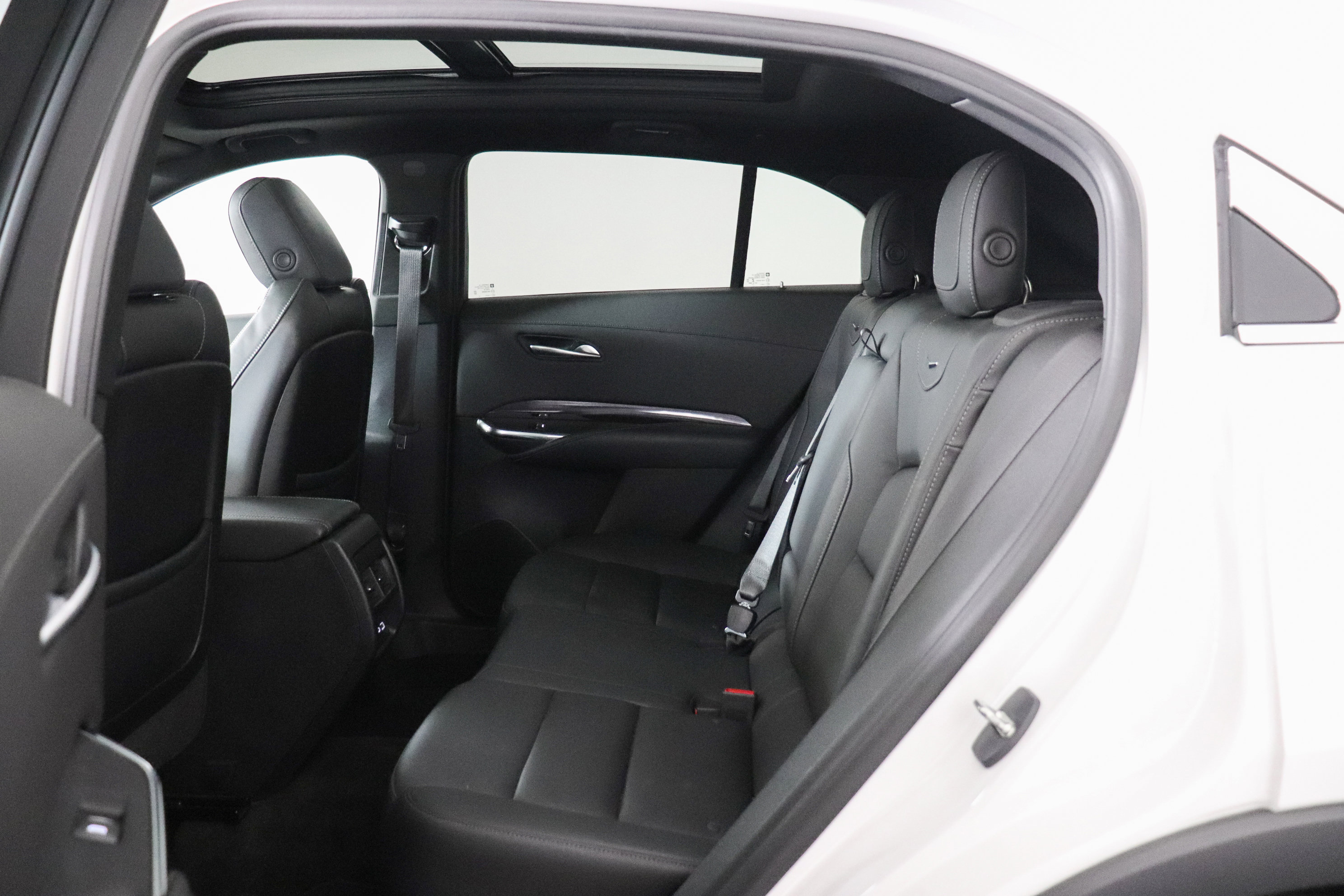 Used 2023 Cadillac XT4 Luxury w/ Cold Weather Package AWD/4WD image 19