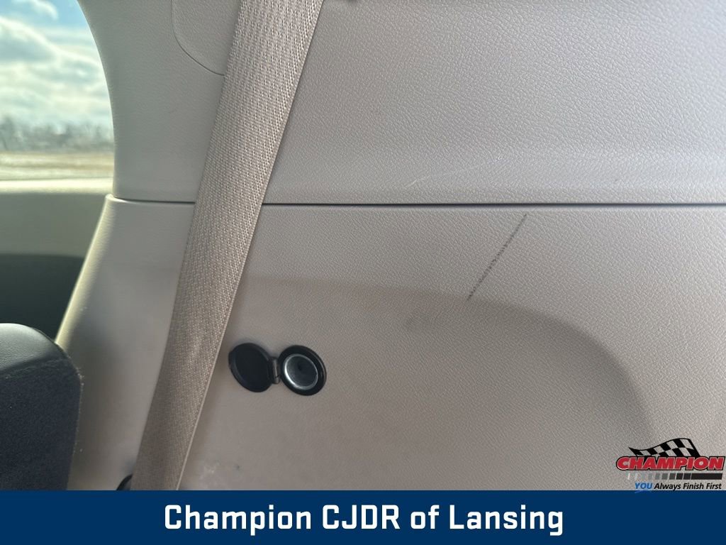 Used 2023 Chrysler Pacifica Touring-L image 12