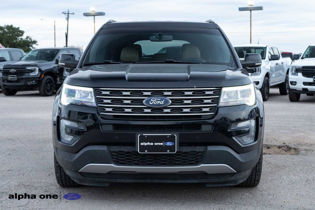 Used 2017 Ford Explorer XLT w/ Equipment Group 202A image 2