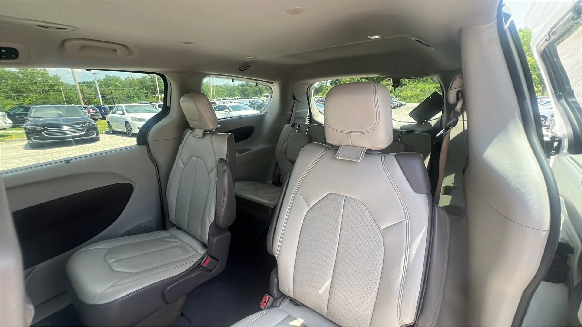 Used 2018 Chrysler Pacifica Touring-L Plus FWD image 10