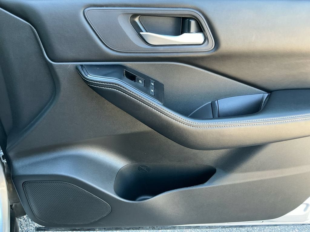 Used 2024 Nissan Rogue SV AWD/4WD image 16