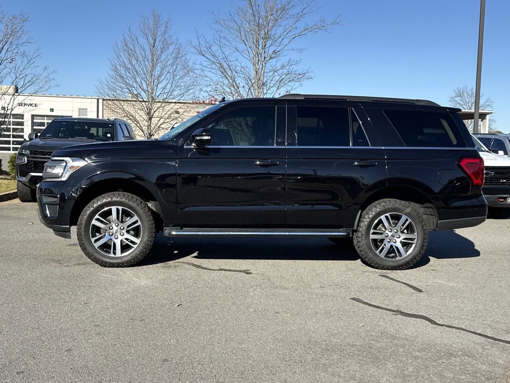 Used 2022 Ford Expedition XLT image 2