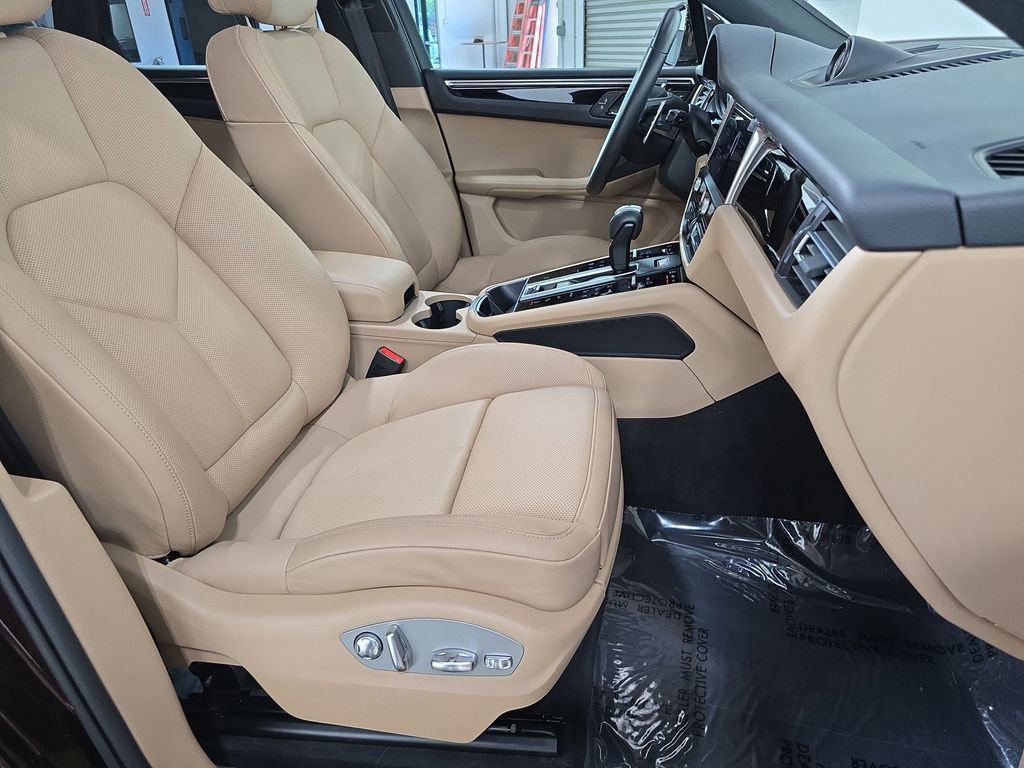Certified 2025 Porsche Macan AWD/4WD image 27
