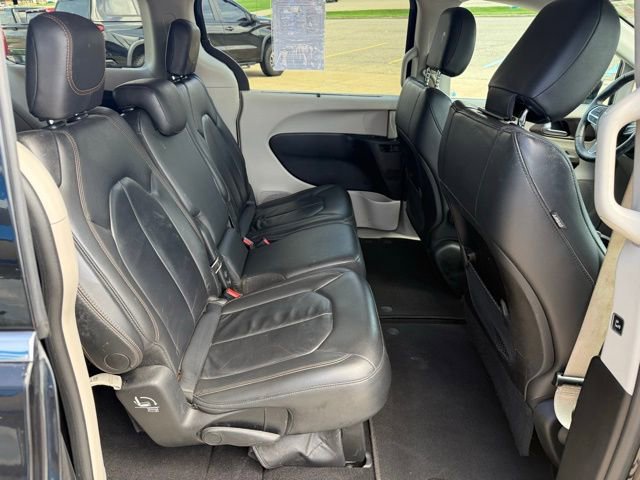 Used 2017 Chrysler Pacifica Touring-L FWD image 29
