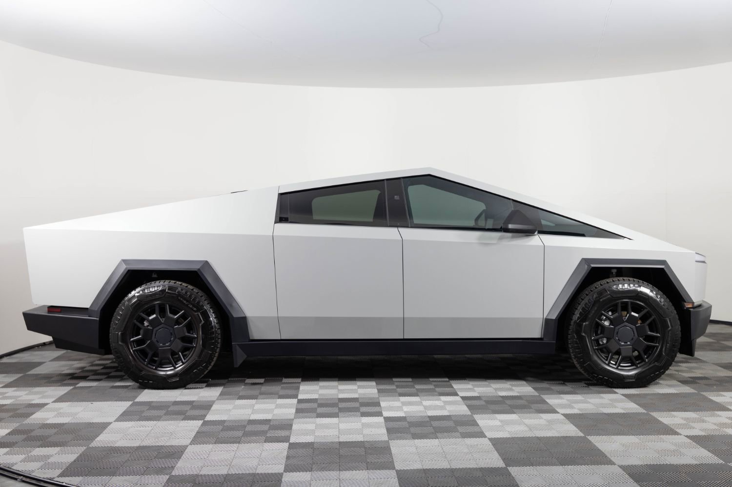 Used 2024 Tesla Cybertruck AWD Crew Cab image 9