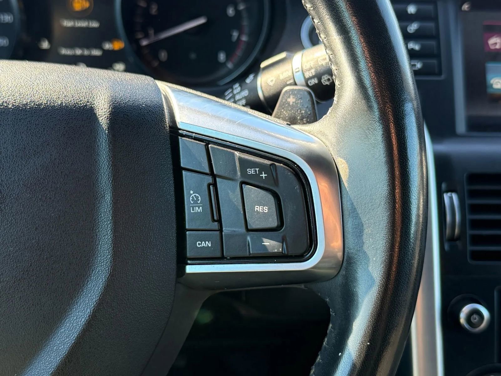 Used 2017 Land Rover Discovery Sport SE image 13