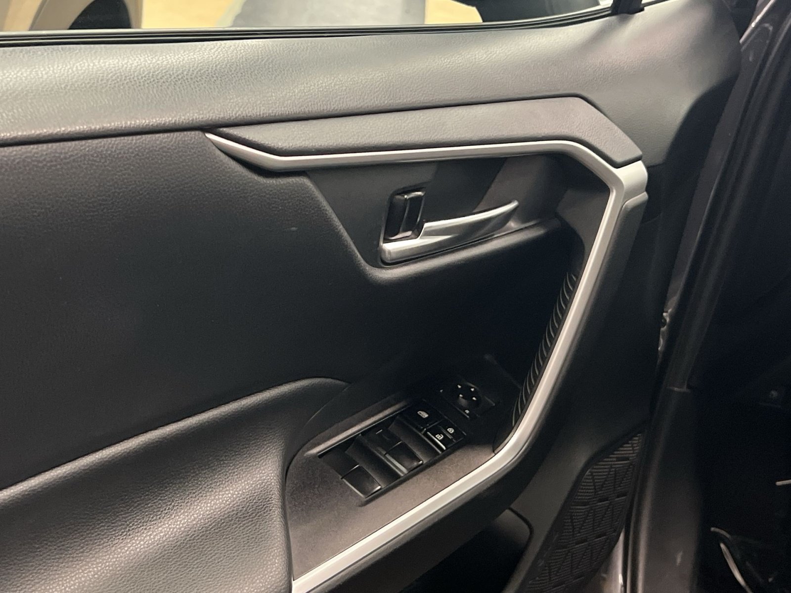 Used 2019 Toyota RAV4 XLE w/ Carpet Mat Package AWD/4WD image 13