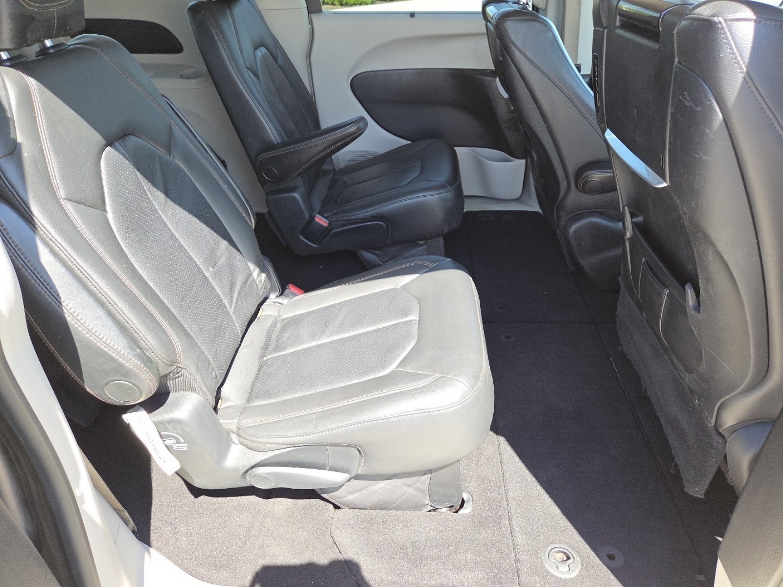 Used 2017 Chrysler Pacifica Touring-L Plus w/ Tire & Wheel Group FWD image 21