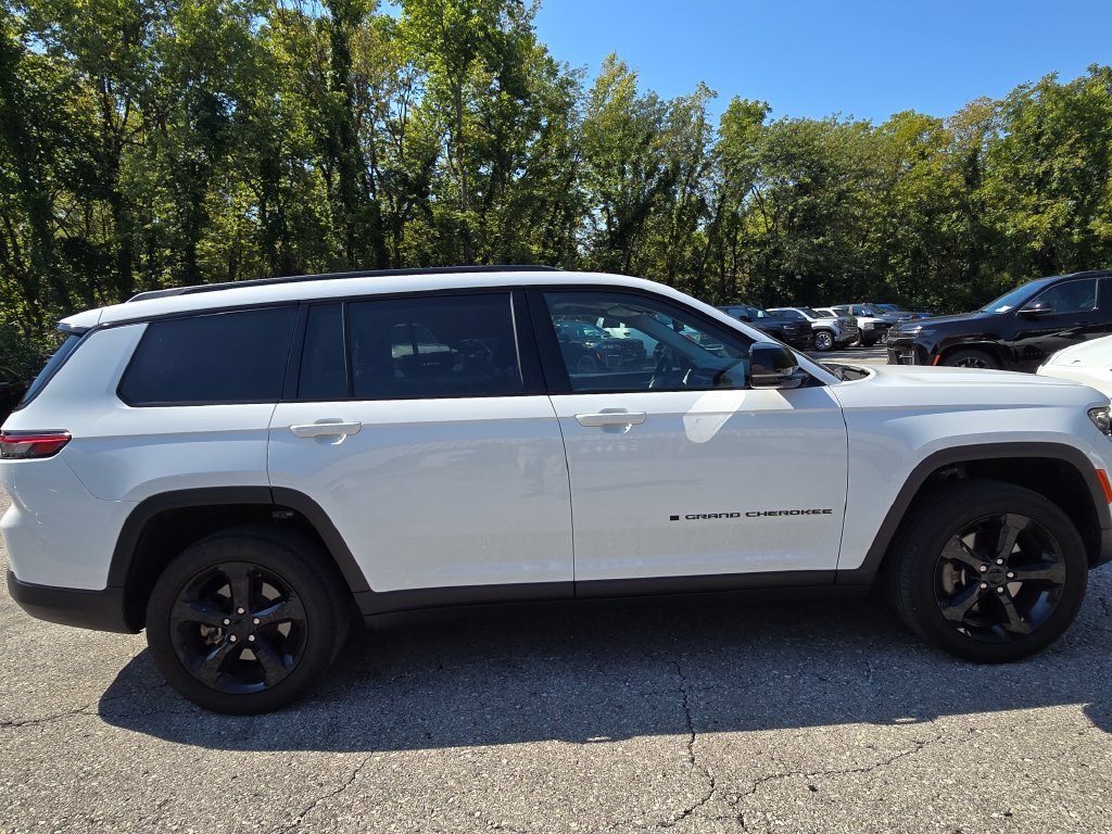 Used 2023 Jeep Grand Cherokee L Limited w/ Black Appearance Package AWD/4WD image 12