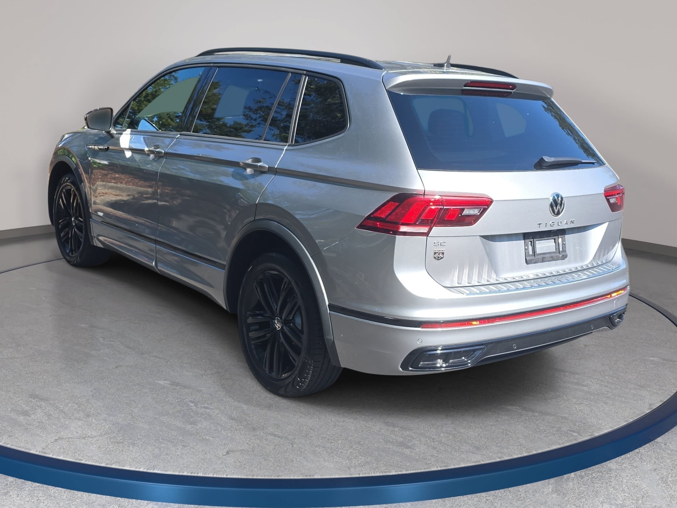 Certified 2022 Volkswagen Tiguan SE R-Line FWD image 7