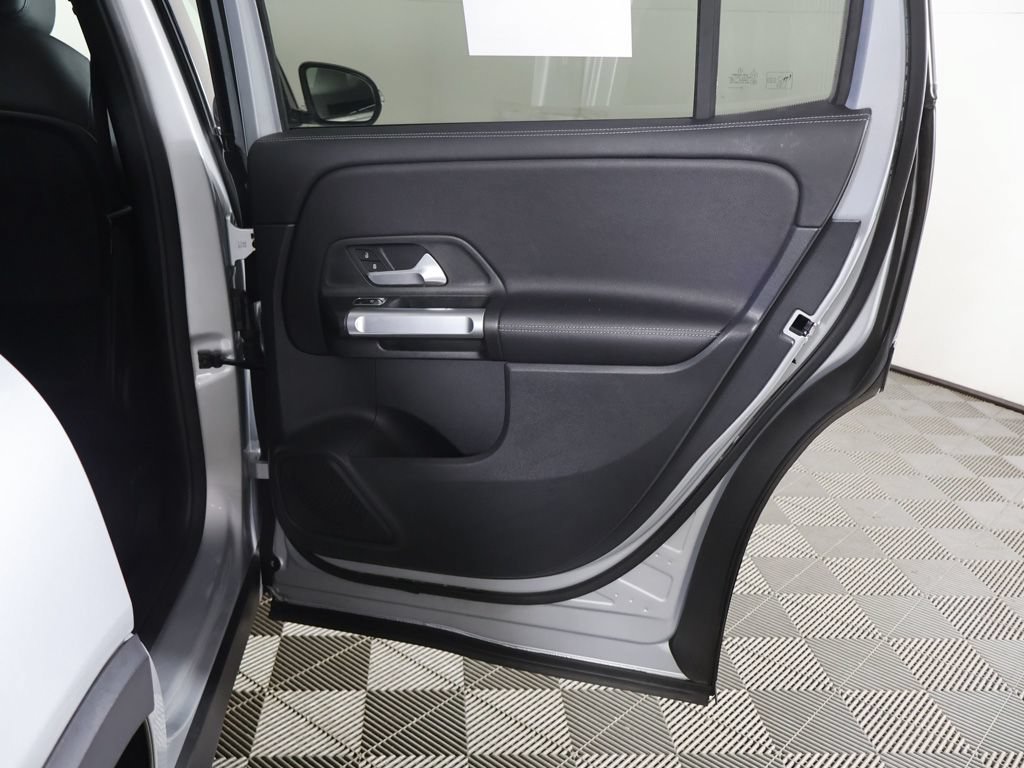Used 2023 Mercedes-Benz GLB 250 4MATIC w/ Premium Package image 24