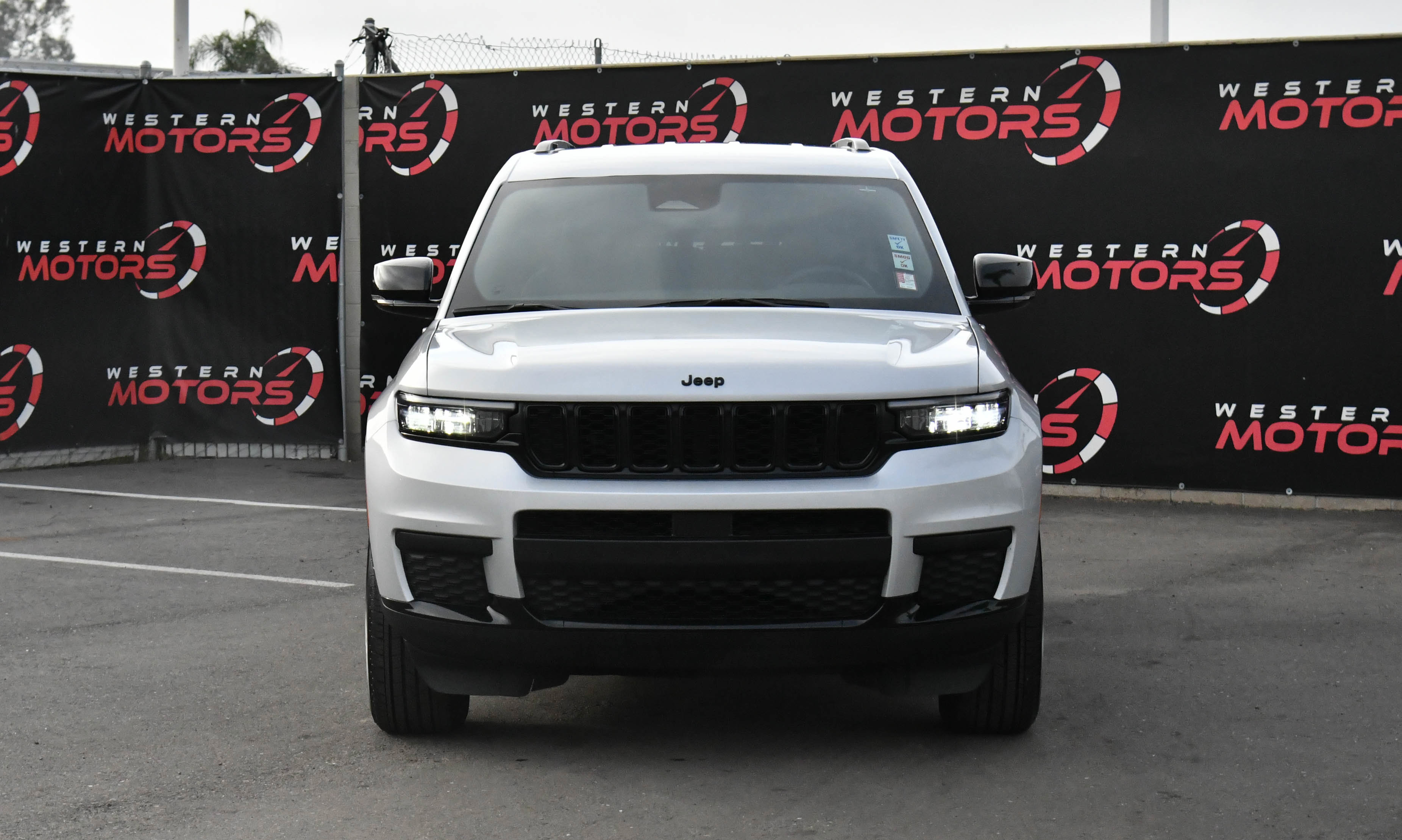 Used 2024 Jeep Grand Cherokee L Laredo image 2
