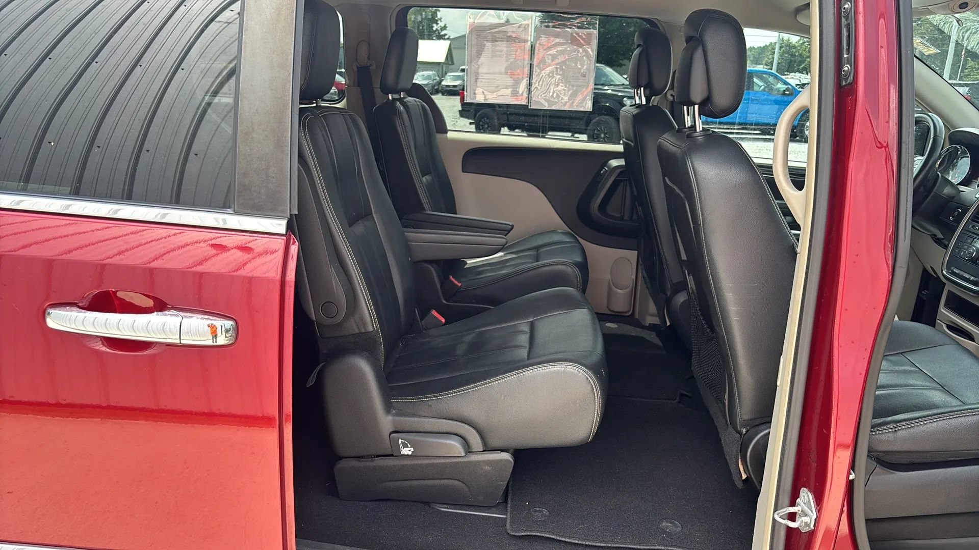 Used 2016 Chrysler Town & Country Touring w/ Driver Convenience Group FWD image 14