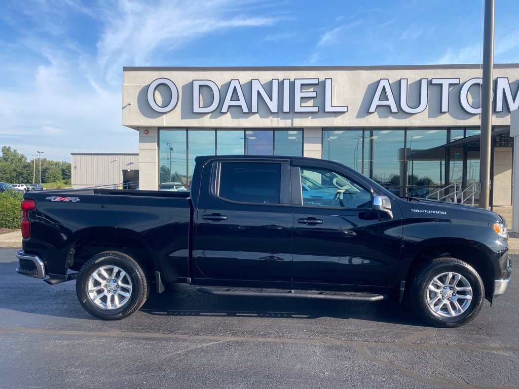 Used 2022 Chevrolet Silverado 1500 LT AWD/4WD image 3