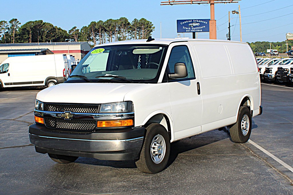 Used 2024 Chevrolet Express 2500 w/ Driver Convenience Package RWD image 3