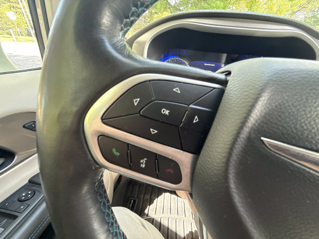 Used 2021 Chrysler Pacifica Touring-L w/ Uconnect Theater Family Group AWD/4WD image 22