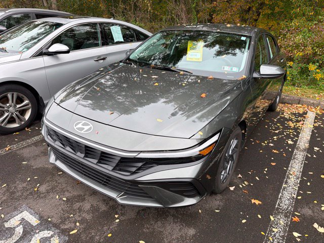 Used 2024 Hyundai Elantra SEL FWD image 2
