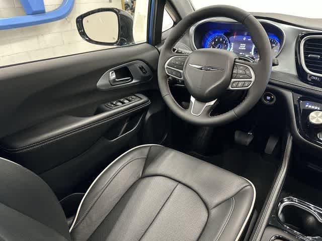 Used 2026 Chrysler Pacifica Limited FWD image 12