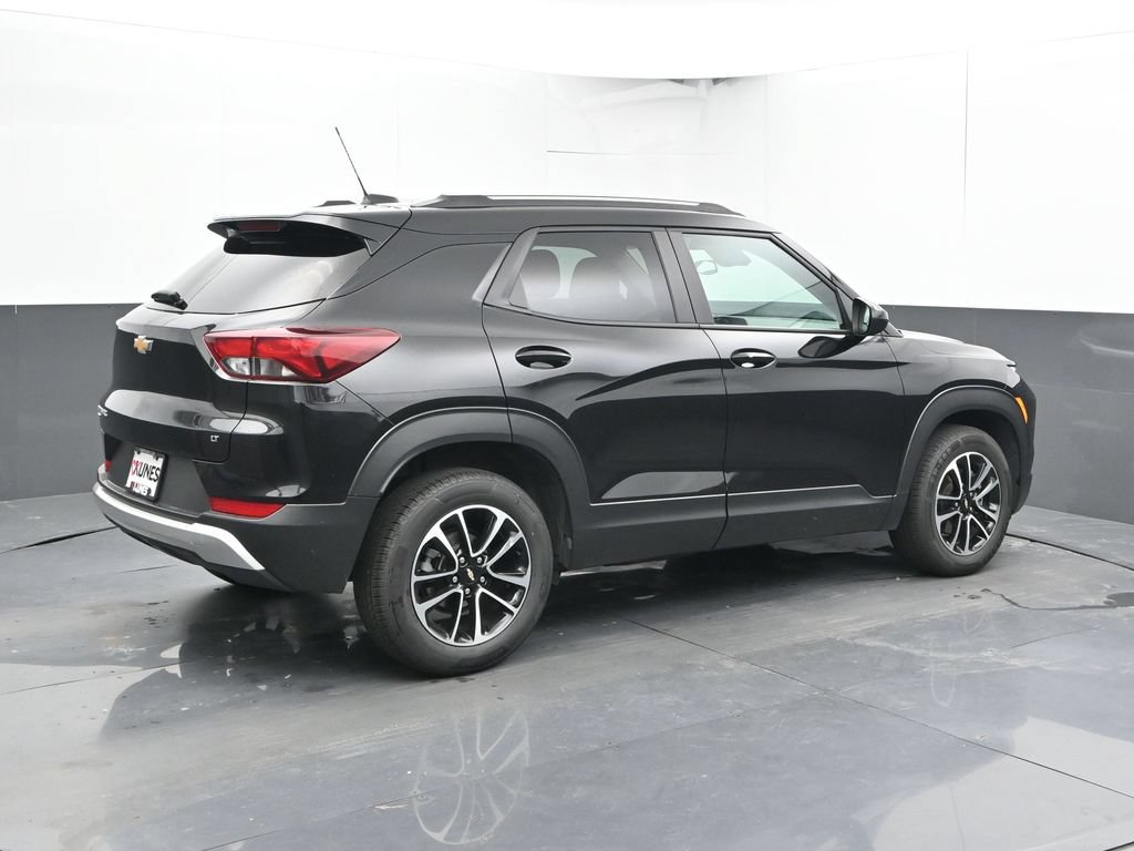 Used 2025 Chevrolet TrailBlazer LT AWD/4WD image 2