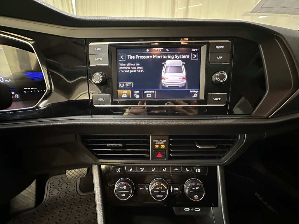 Used 2024 Volkswagen Jetta SE FWD image 28
