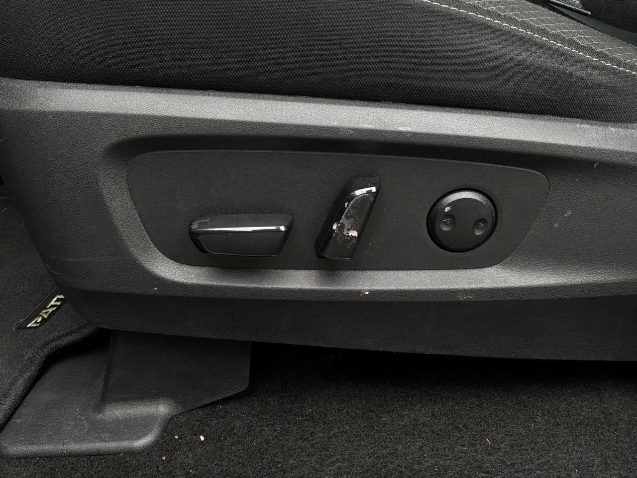 Used 2025 Nissan Pathfinder SV FWD image 11