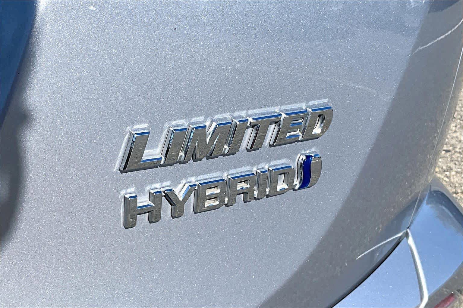 Used 2018 Toyota RAV4 Limited w/ Advanced Technology Package image 9