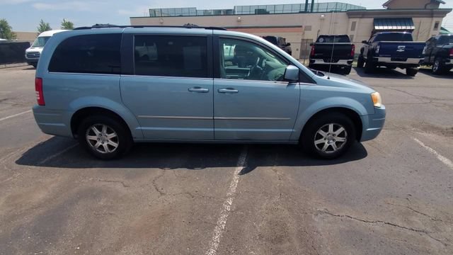 Used 2009 Chrysler Town & Country Touring FWD image 9