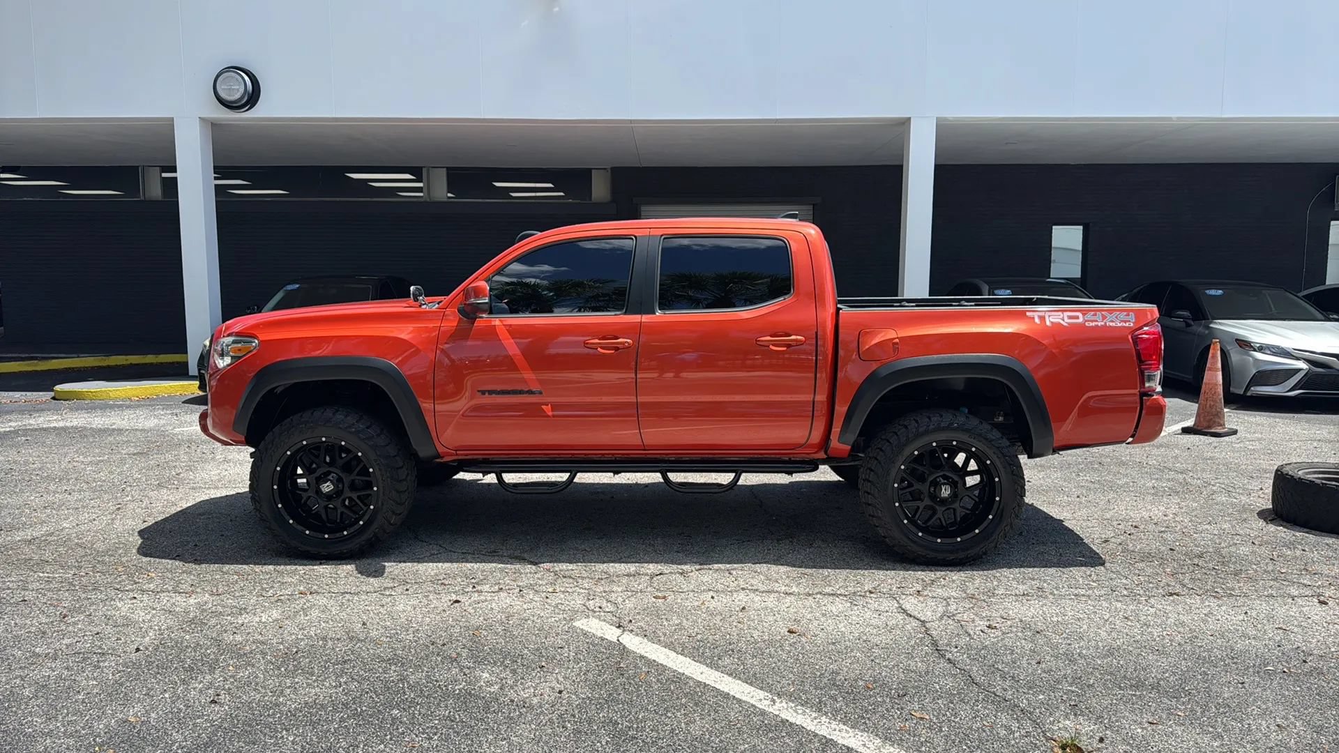 Used 2017 Toyota Tacoma TRD Off-Road w/ Premium & Technology Package AWD/4WD image 2