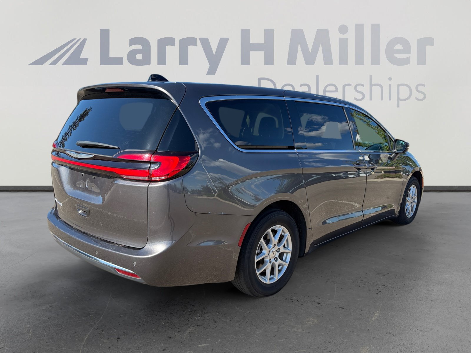 Used 2023 Chrysler Pacifica Touring-L FWD image 6