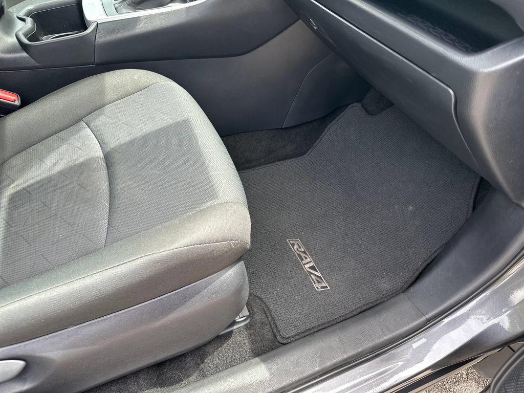Used 2025 Toyota RAV4 XLE FWD image 38