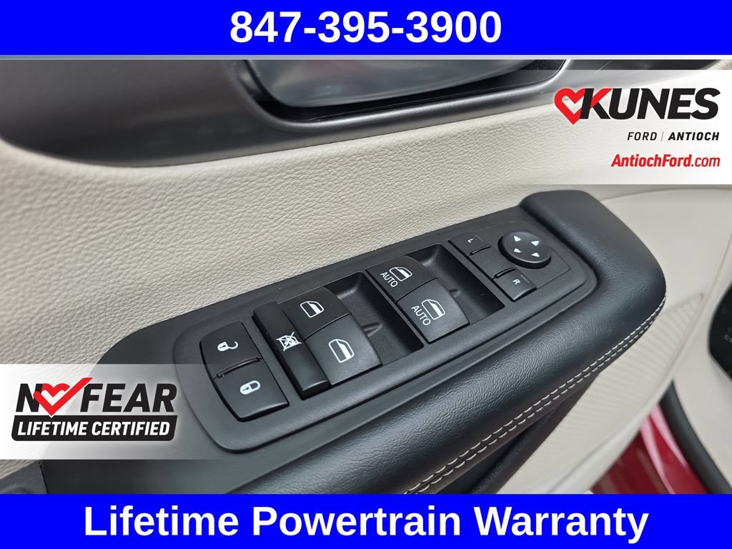 Used 2023 Chrysler Pacifica Touring-L FWD image 17