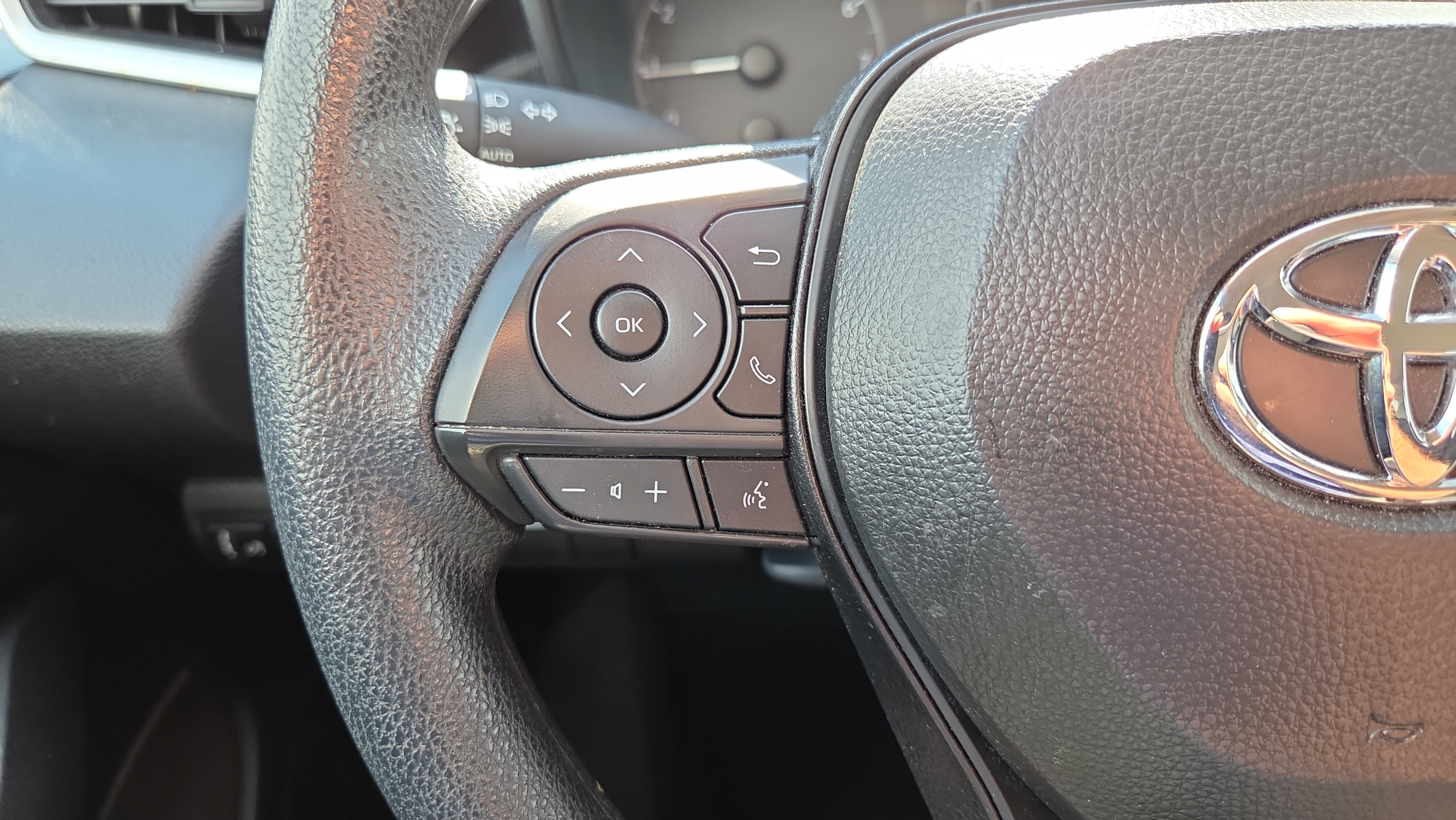 Used 2025 Toyota Corolla LE FWD image 28