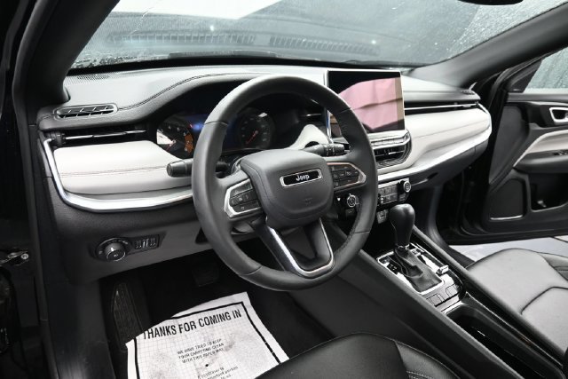 Used 2025 Jeep Compass Limited AWD/4WD image 13