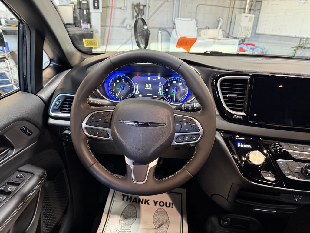 Used 2026 Chrysler Pacifica Select FWD image 8