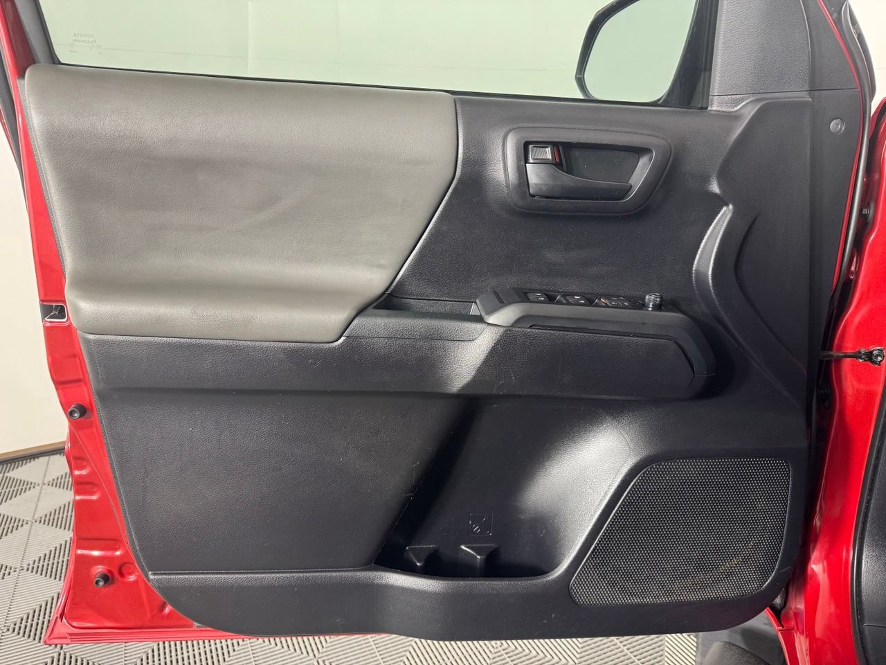 Used 2020 Toyota Tacoma SR w/ SR Convenience Package RWD image 9