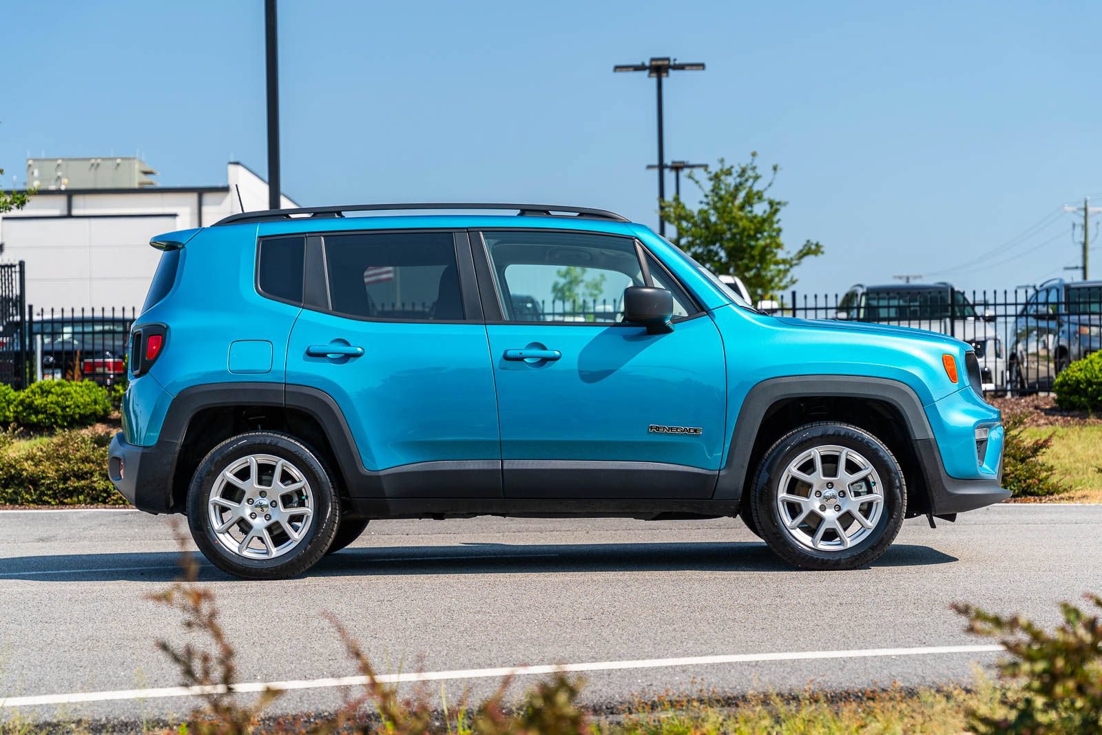 Used 2022 Jeep Renegade Latitude AWD/4WD image 8