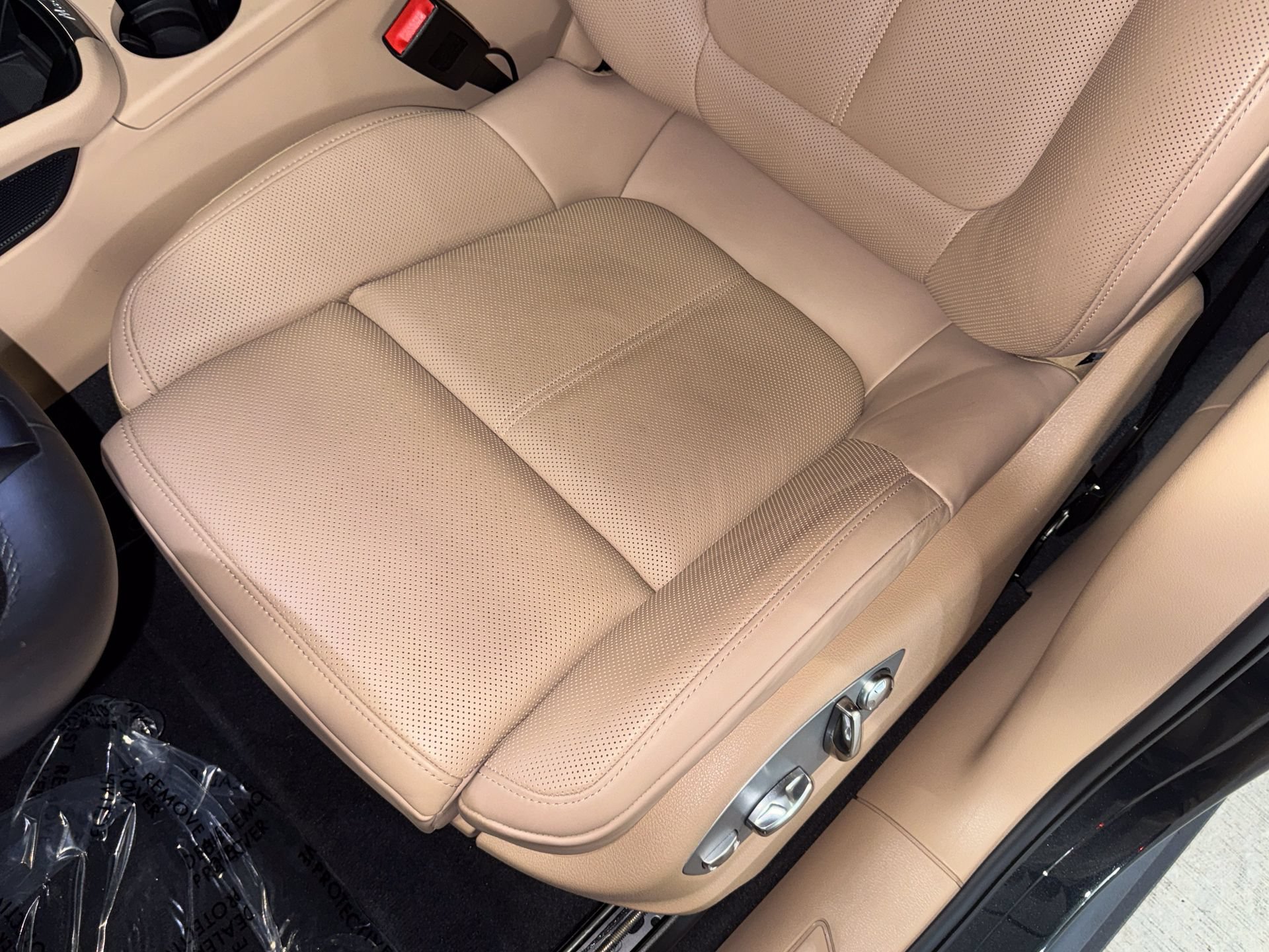Used 2025 Porsche Macan Turbo AWD/4WD image 35