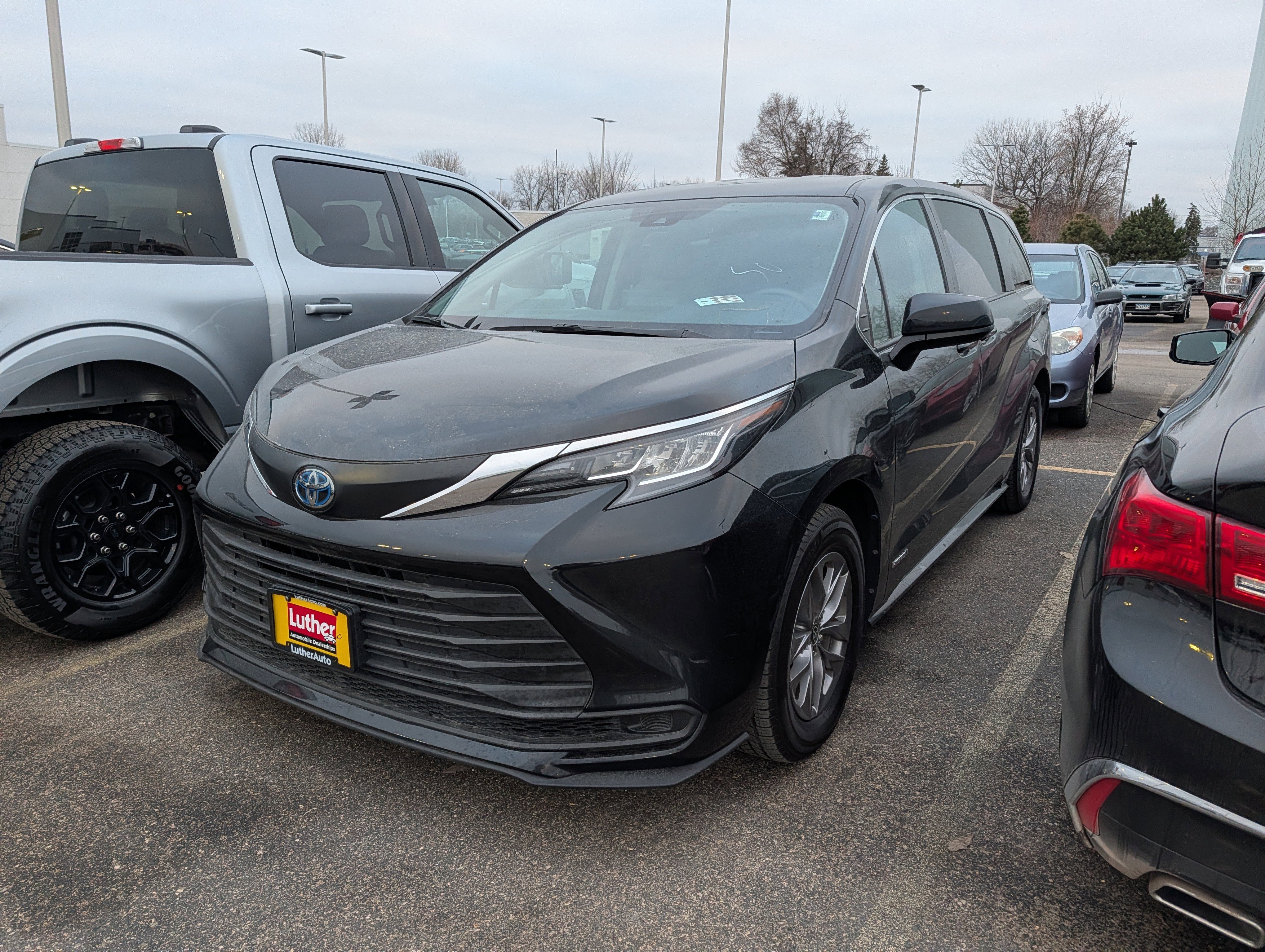 Used 2021 Toyota Sienna LE image 3